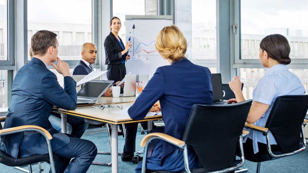 Mitglieder des Verwaltungsrates am Tisch im Gespräch