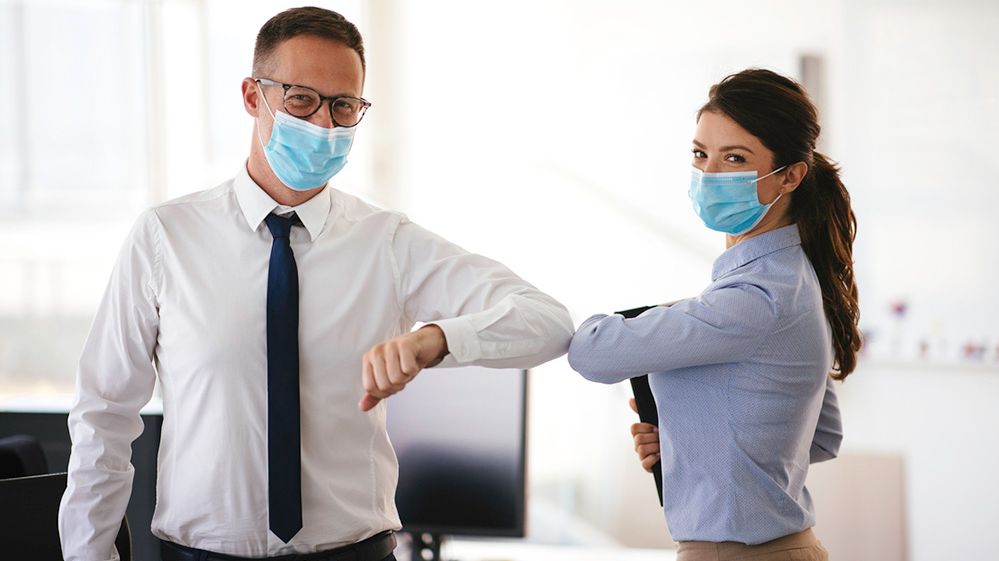 Menschen im Büro mit Hygienemasken