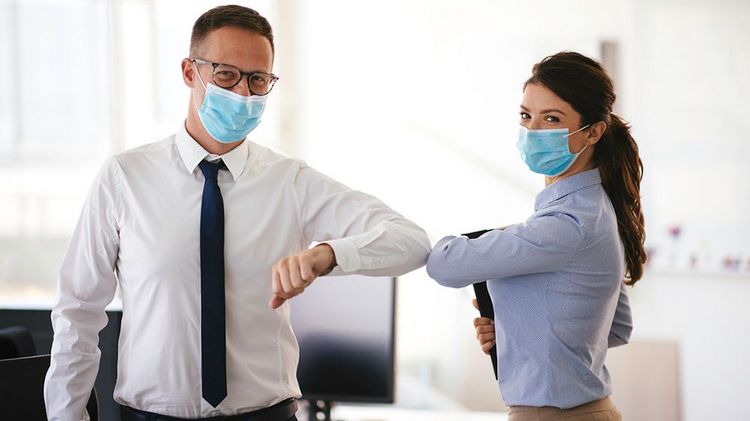 Menschen im Büro mit Hygienemasken